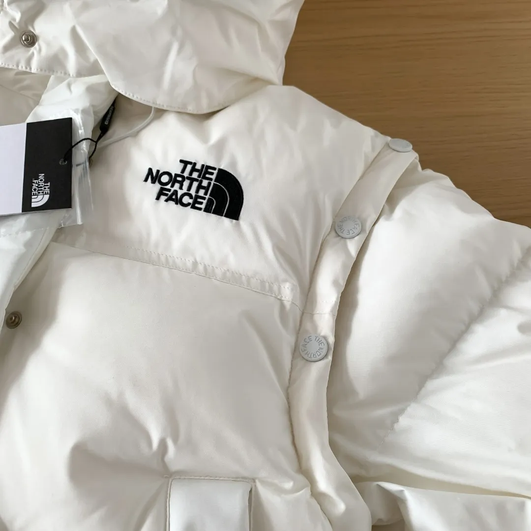 Women's model 💰P380 Style number: Y 165 The north face 🇰🇷Korean limited edition 2-in-1️⃣ short shoulder sleeve down jacket. Made of windproof fabric and high-density physical wind barrier, it can effectively reduce heat loss due to convection while also protecting the body's microclimate. The interior is filled with extremely fluffy duck down, which has high energy-keeping properties and is lightweight and warm. Two-wear design, the sleeves can be attached and removed at will through the wrap-around zippers on both sides, and the jacket turns into a vest in an instant, making it a two-wear suit, suitable for changing seasons. The embroidered brand LOGO is smooth and fine, full of texture and more recognizable. The hem is adjustable and has a built-in drawstring buckle, which can be adjusted and retracted at will, allowing for more dressing possibilities. (Sleeves are removable) Color: Brown Black White Size: XS-XL